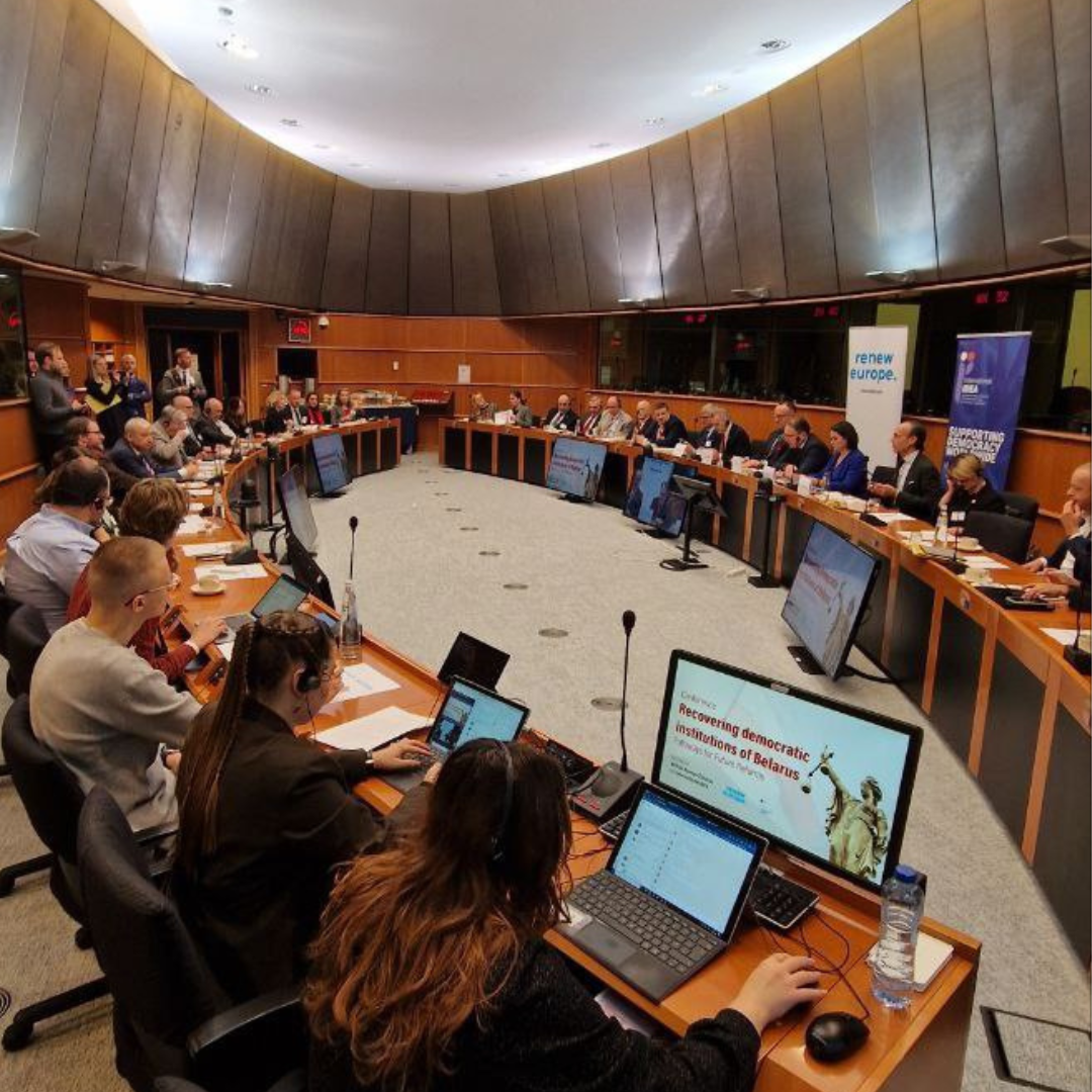 Spotkanie ekspertów i przedstawicieli środowisk demokratycznych podczas debaty